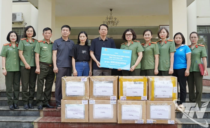 Hội Phụ nữ Công an nhân dân trao quà hỗ trợ khắc phục hậu quả thiên tai