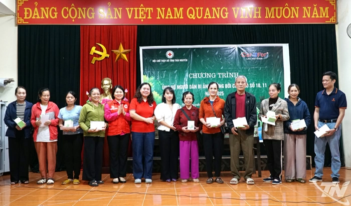 Trao 150 suất quà hỗ trợ người dân phường Quyết Thắng