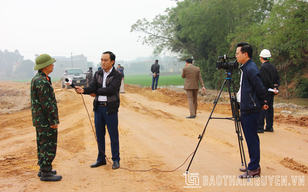 Phóng viên báo điện tử Thái Nguyên tác nghiệp tại công trường xây dựng Tuyến đường liên kết.
