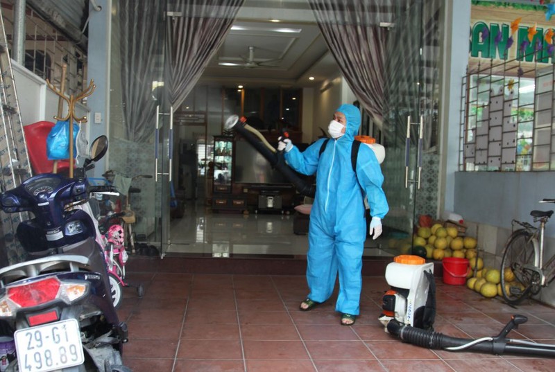 Cán bộ Trung tâm Y tế thành phố Tuyên Quang phun hóa chất diệt muỗi tại hộ gia đình ở phường Phan Thiết.
