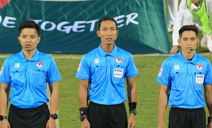 Trọng tài Lê Vũ Linh (giữa) vừa đạt chuẩn trọng tài FIFA.