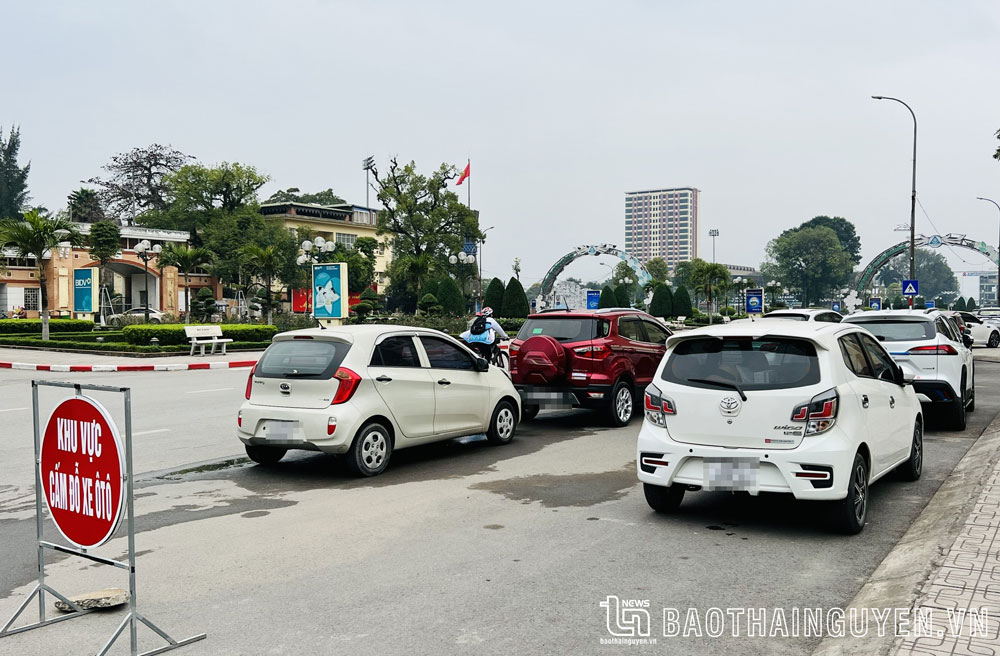 Mặc dù đã có biển báo khu vực cấm đỗ xe ô tô, nhưng nhiều xe vẫn được đỗ, dừng trên tuyến đường Đội Cấn, TP.Thái Nguyên (ảnh chụp ngày 23/2/2023).