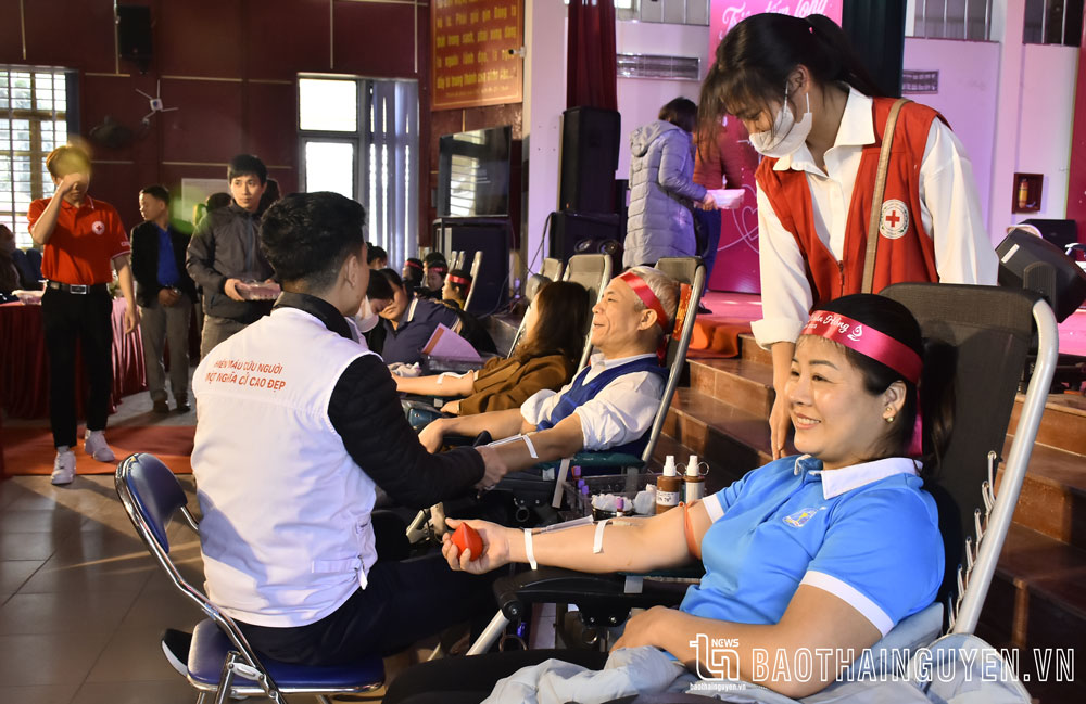 Cán bộ, người dân xã Yên Ninh tham gia hiến máu tại Lễ hội xuân hồng năm 2023”.