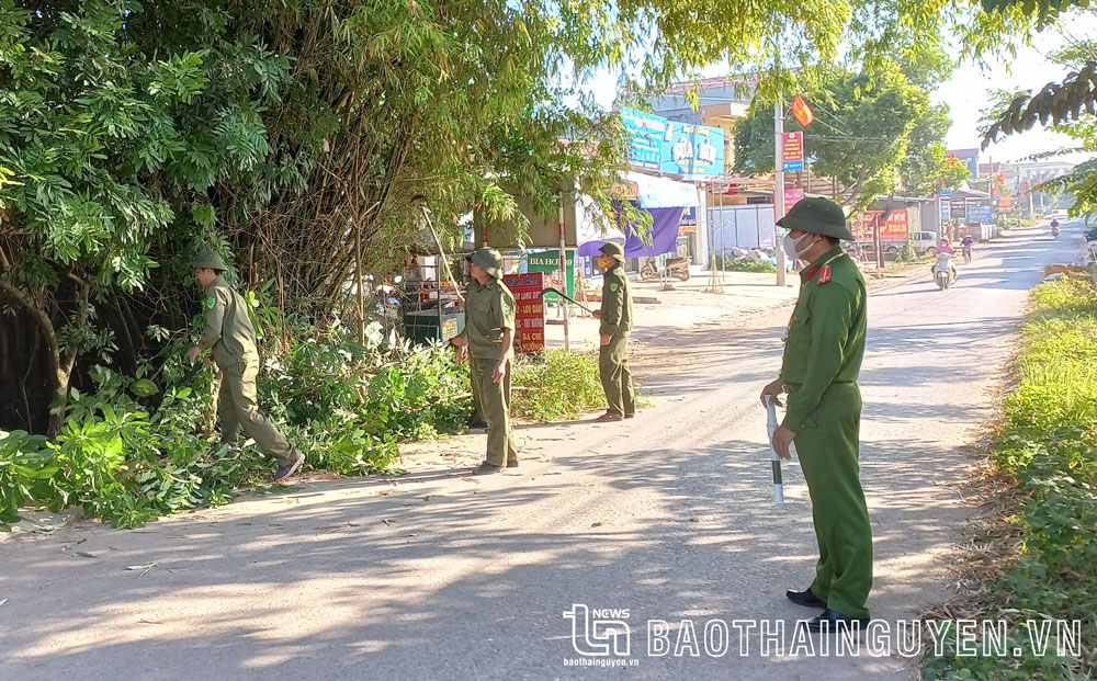 Công an xã Lương Phú tham gia giải tỏa hành lang giao thông trên địa bàn.