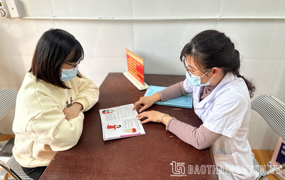 Cán bộ y tế phường Tích Lương (TP. Thái Nguyên) tuyên truyền về chăm sóc sức khỏe sinh sản, vệ sinh môi trường sống, xây dựng nhà tiêu hợp vệ sinh cho người dân.