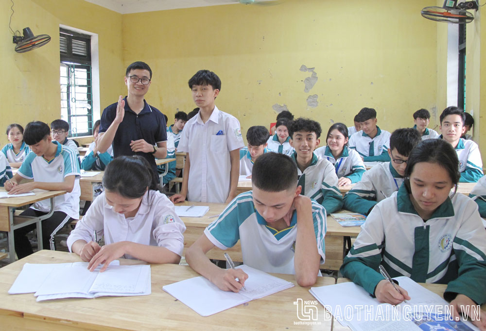 Giờ học tiếng Anh của thầy trò lớp 10A2, Trường THPT Lý Nam Đế, TP. Phổ Yên.