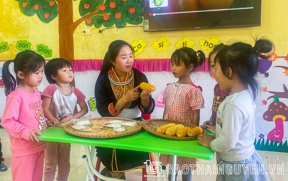 Cô giáo Triệu Thị Loan luôn vận dụng linh hoạt các phương pháp dạy học khám phá, trải nghiệm, hay phương pháp giúp trẻ kích thích trí não... để khơi gợi tư duy, sự tích cực của trẻ.