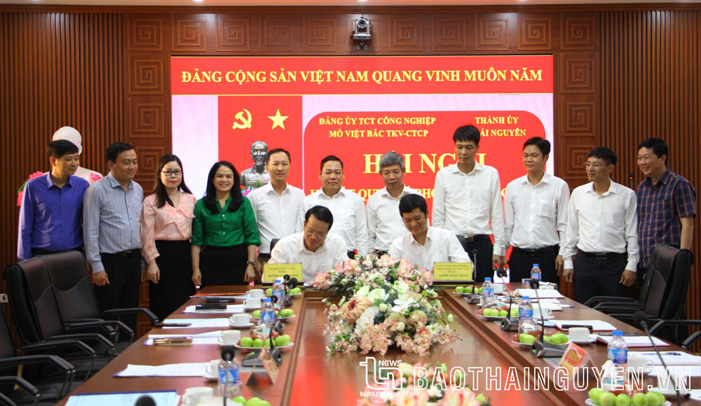Đồng chí Dương Văn Lượng, Bí thư Thành ủy Thái Nguyên và đồng chí Trịnh Hồng Ngân, Bí thư Đảng ủy Tổng Công ty công nghiệp mỏ Việt Bắc TKV-CTCP, ký kết Quy chế phối hợp công tác.