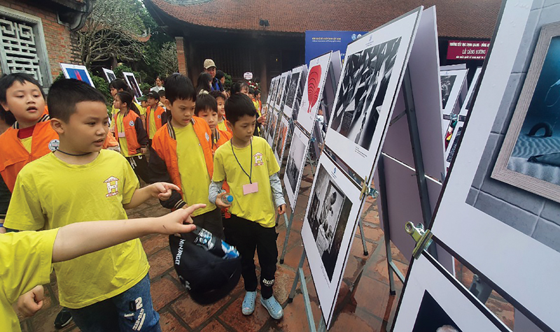 Học sinh tiểu học Hà Nội thăm Văn Miếu và xem triển lãm.