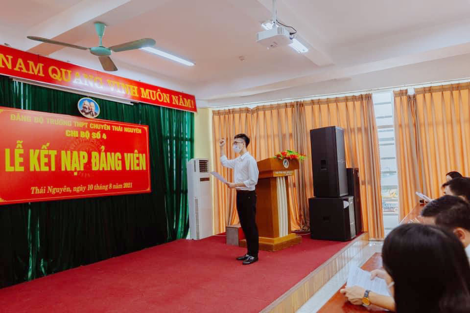 Nông Trường An, học sinh Trường THPT Chuyên Thái Nguyên, đọc lời tuyên thệ trong Lễ kết nạp Đảng.