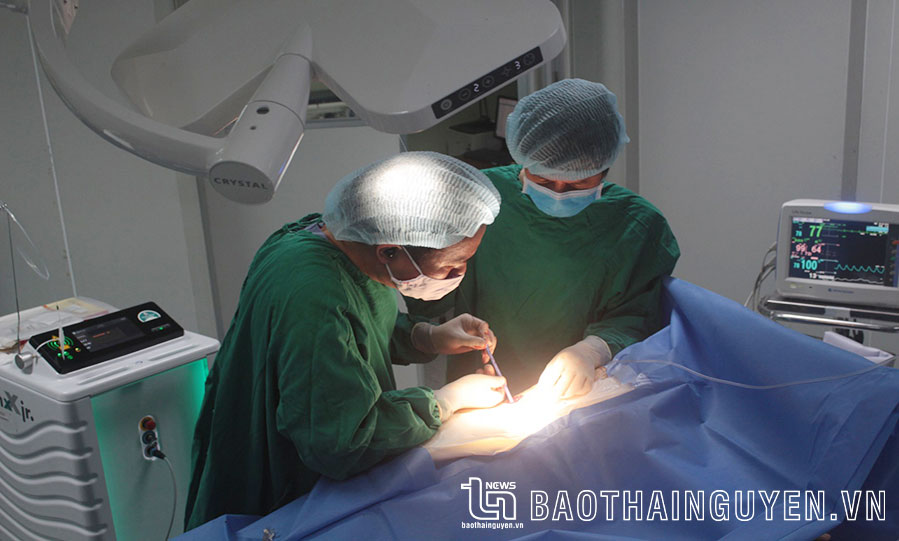 Các y, bác sĩ Bệnh viện A Thái Nguyên thực hiện kỹ thuật tán sỏi thận qua da cho bệnh nhân.