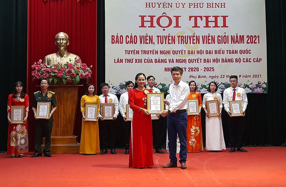 Lãnh đạo Ban Tuyên giáo Tỉnh ủy trao giải Nhất cho thí sinh tham gia Hội thi Báo cáo viên, tuyên truyền viên giỏi huyện Phú Bình năm 2021.