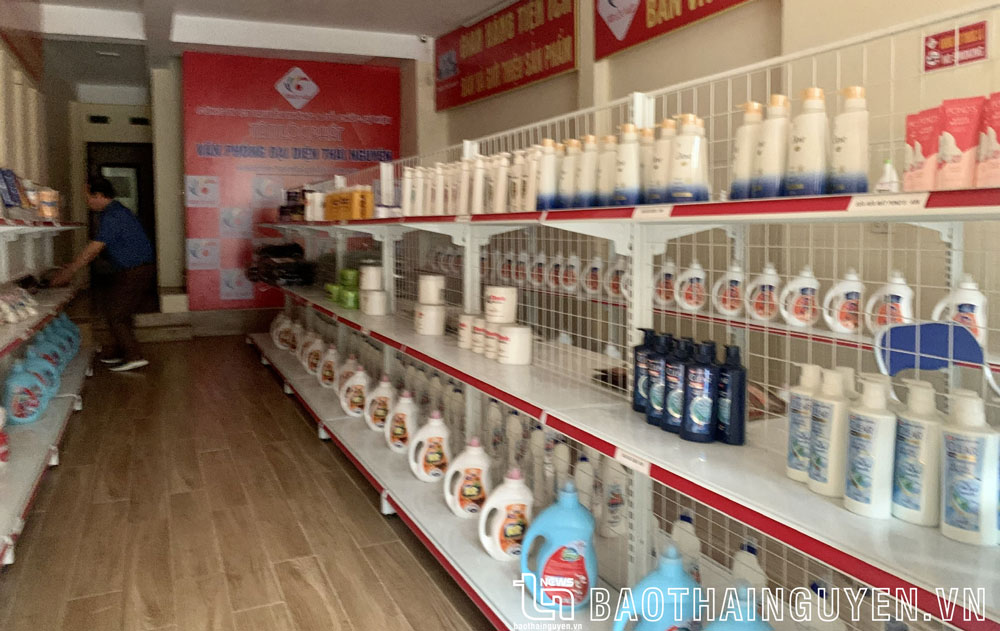 Bên trong Văn phòng đại diện Thái Nguyên của Tâm Lộc Phát tại đường Phủ Liễn là một số sản phẩm sữa tắm, dầu gội đầu… được bày bán.
