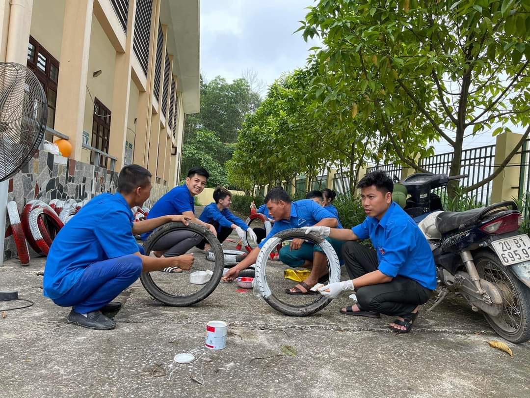 Thành đoàn Sông Công phối hợp với Đoàn Thanh niên xã Tân Quang triển khai mô hình thang cứu sinh làm từ lốp xe đã qua sử dụng tại kênh Núi Cốc.
