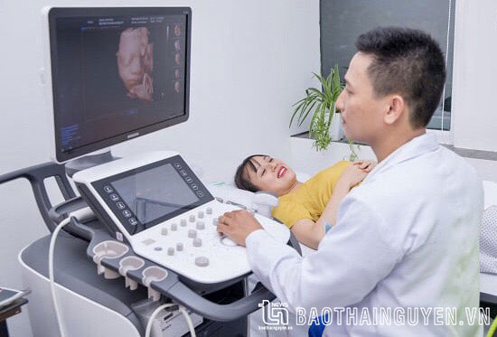 Bác sĩ Bệnh viện đa khoa An Phú (TP. Thái Nguyên) siêu âm kiểm tra sức khỏe thai nhi.