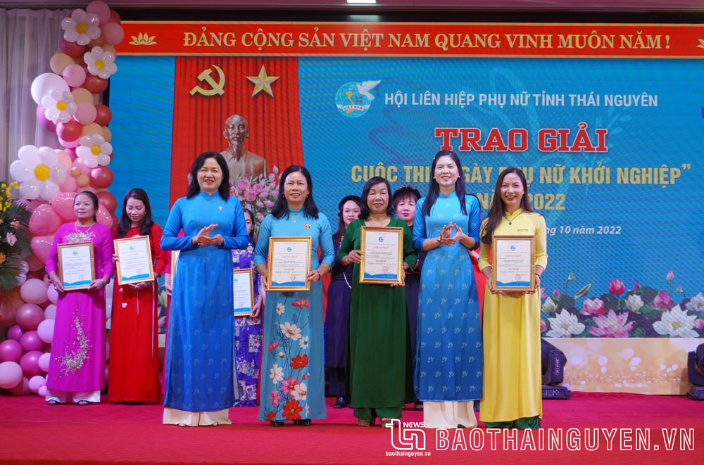 Lãnh đạo Hội LHPN tỉnh trao giải Ba phụ nữ khởi nghiệp năm 2022 cho Hợp tác xã Chè Cao Sơn, TP. Sông Công.