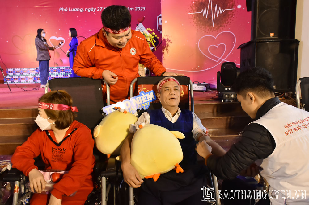 Bí thư Đảng ủy xã Yên Ninh Lâm Thanh Tùng tham gia HMTN tại Lễ hội xuân hồng năm 2023”.