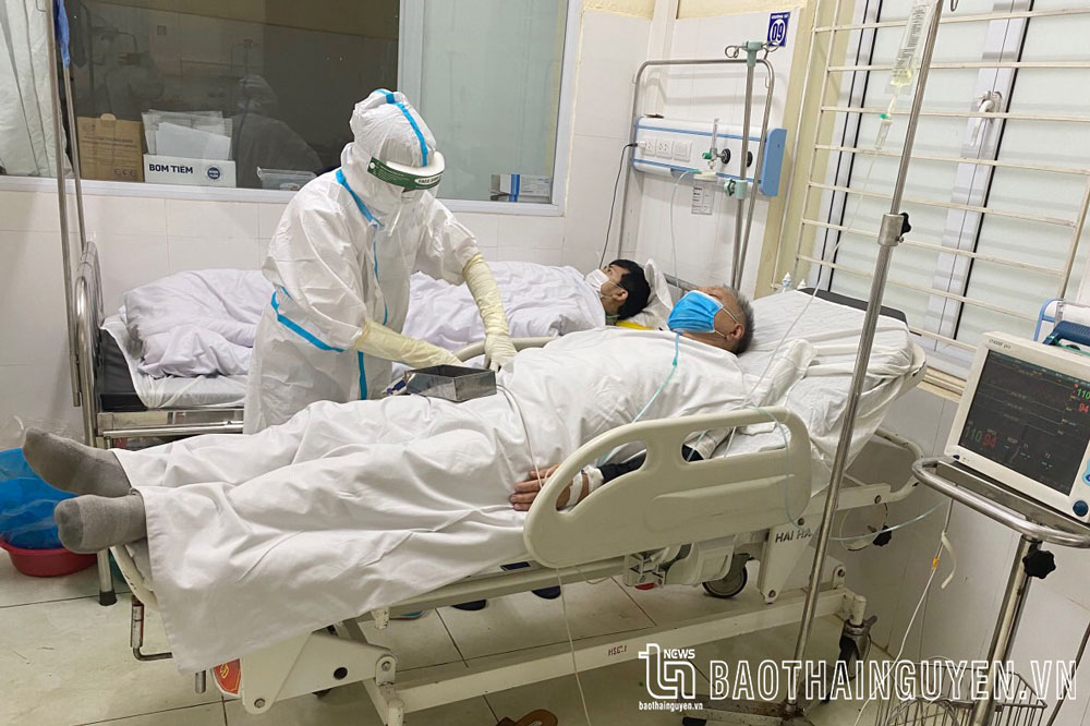 Các y, bác sĩ Bệnh viện Gang Thép Thái Nguyên điều trị cho người mắc COVID-19 cao tuổi, có bệnh lý nền, bị trở nặng trong những ngày bão dịch.