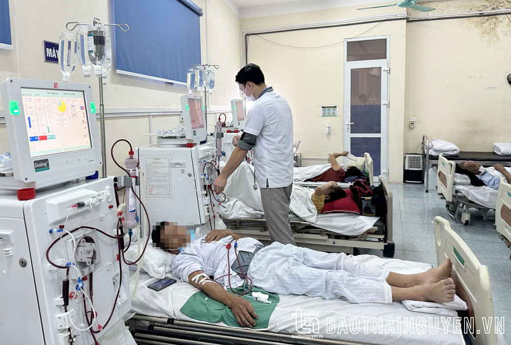 Chạy thận nhân tạo cho người bệnh tại Bệnh viện Gang thép Thái Nguyên.