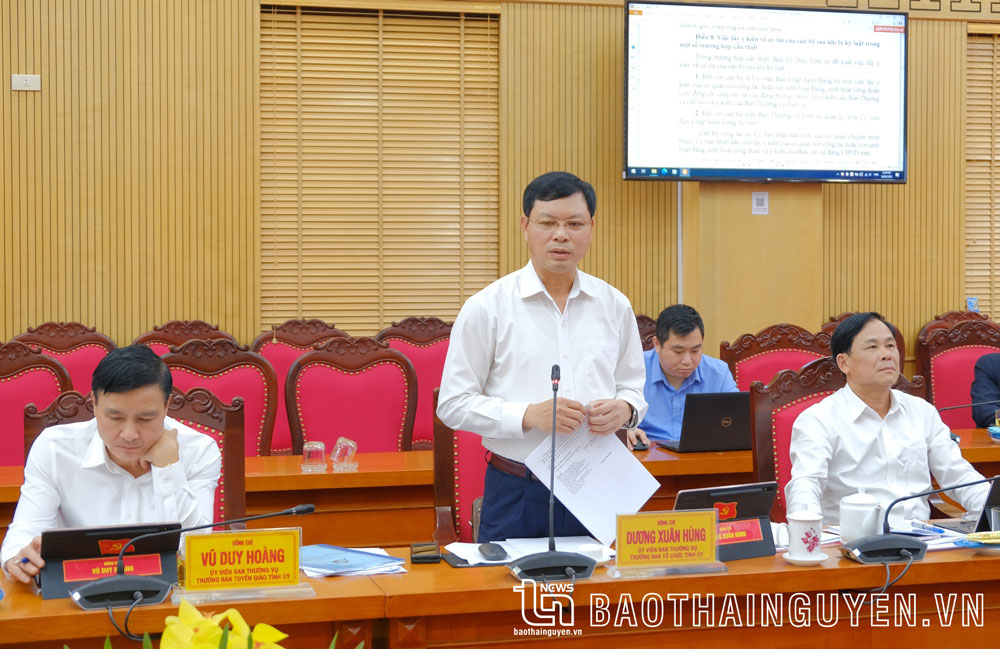 Đồng chí Trưởng Ban Tổ chức Tỉnh uỷ Dương Xuân Hùng phát biểu tại Hội nghị.