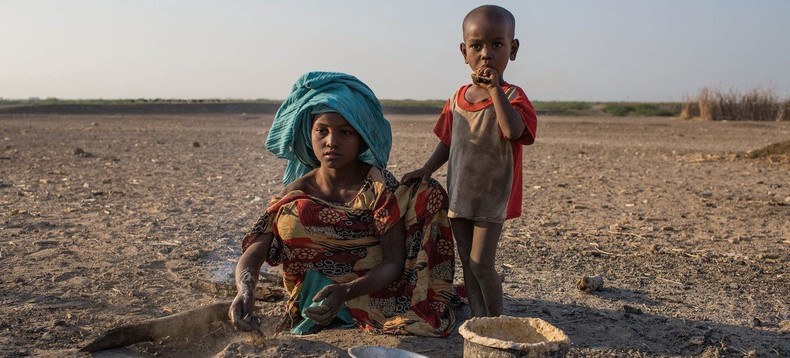 Một cô gái trẻ nấu ăn tại một ngôi làng nông thôn ở Ethiopia, nơi đất đai bị ảnh hưởng bởi hạn hán thường xuyên. Ảnh: UN