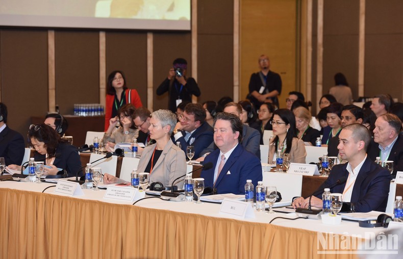 Đại sứ các nước tại Việt Nam tham dự Diễn đàn.
