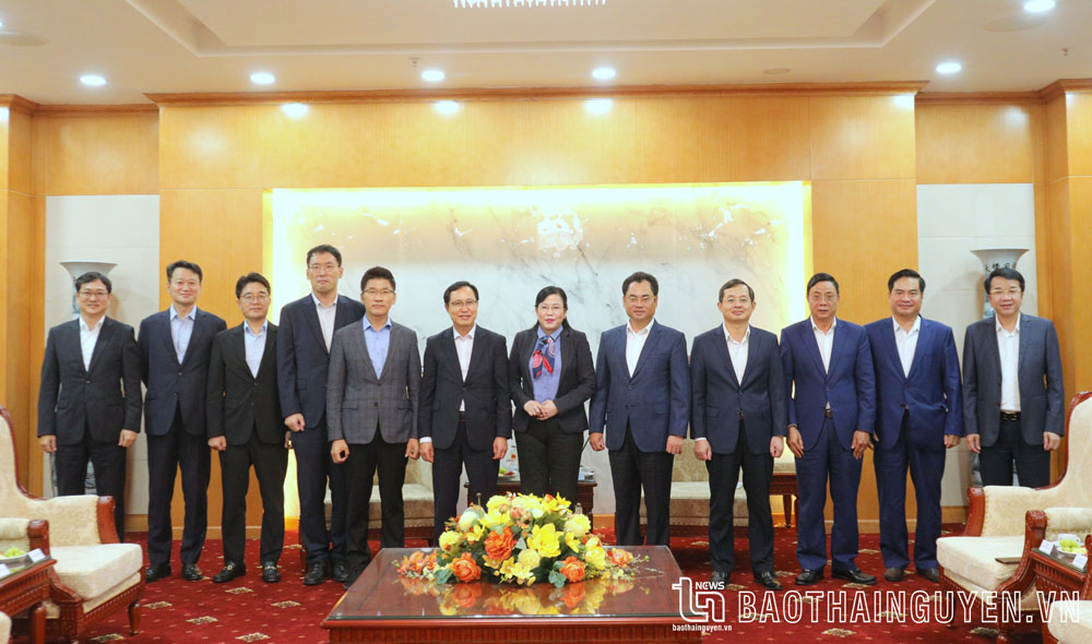 Leaders of Thai Nguyen province took photos with the delegation of Samsung Vietnam 