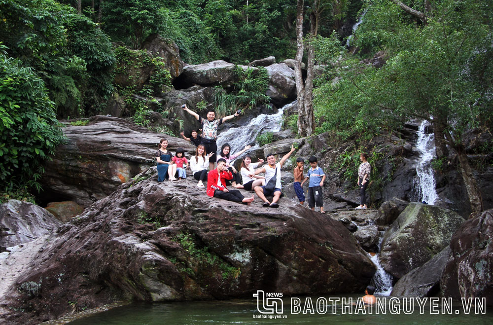 Nhiều điểm du lịch được đồng bào DTTS khai thác thu hút đông đảo du khách.

Trong ảnh: Điểm du lịch thác Đát Ngao thuộc thị trấn Quân Chu (Đại Từ).