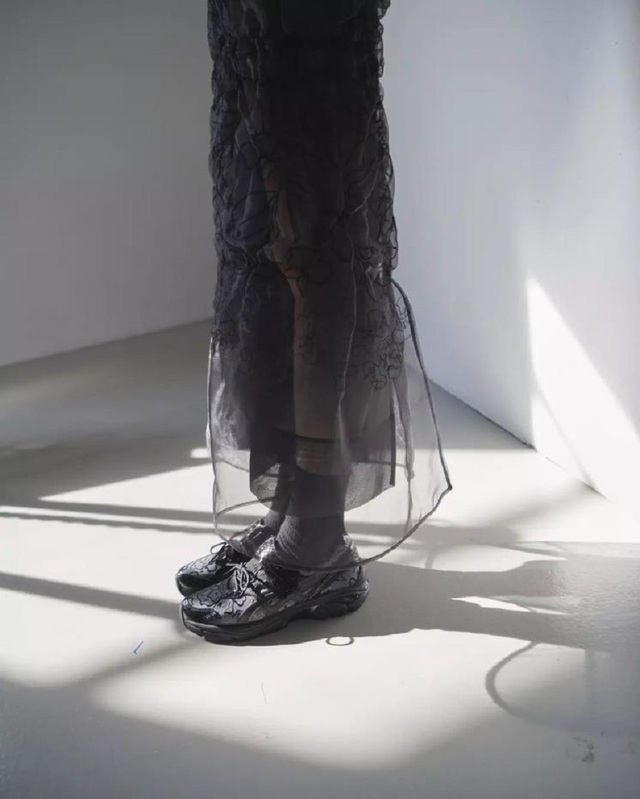 Giày thể thao mang hình bóng Mary Jane có dây buộc và họa tiết hoa tinh tế. Với hai mẫu giày màu đen và bạc bạn có thể tạo ra nhiều outfits khác nhau tùy thuộc vào màu sắc trang phục phối cùng như váy hoặc quần denim.