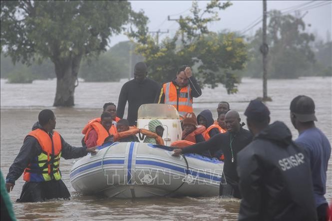 Lực lượng cứu hộ sơ tán người dân khỏi vùng ngập lụt tại Maputo, Mozambique ngày 11/2/2023. (Ảnh: AFP/TTXVN)