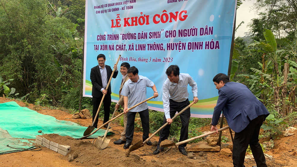 khởi công công trình đường dân sinh cho người dân xóm Nà Chát (trong đó Bảo hiểm xã hội Việt Nam hỗ trợ 50 triệu đồng)