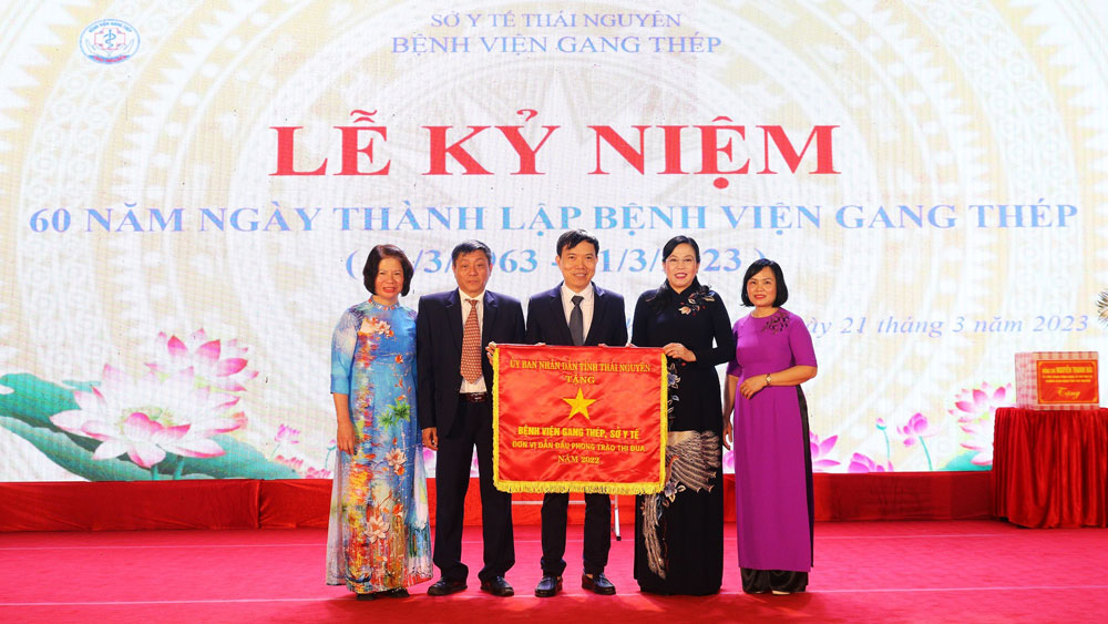 Đồng chí Bí thư Tỉnh ủy Nguyễn Thanh Hải trao Cờ thi đua của UBND tỉnh cho đại diện lãnh đạo Bệnh viện Gang Thép Thái Nguyên.