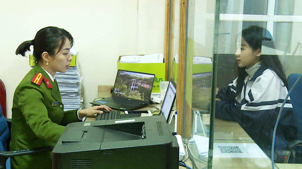 Cán bộ Công an thành phố Phổ Yên thu nhận hồ sơ cấp CCCD cho học sinh.