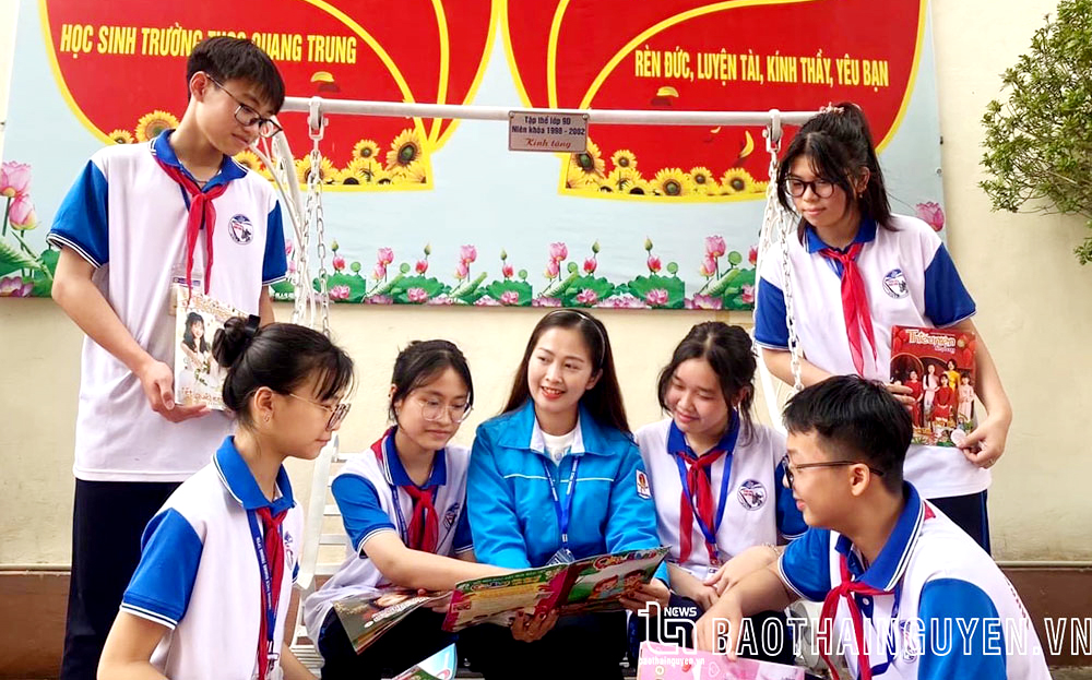 Cô và trò Liên đội Trường THCS Quang Trung (TP. Thái Nguyên) trong hoạt động sinh hoạt ngoài giờ lên lớp.