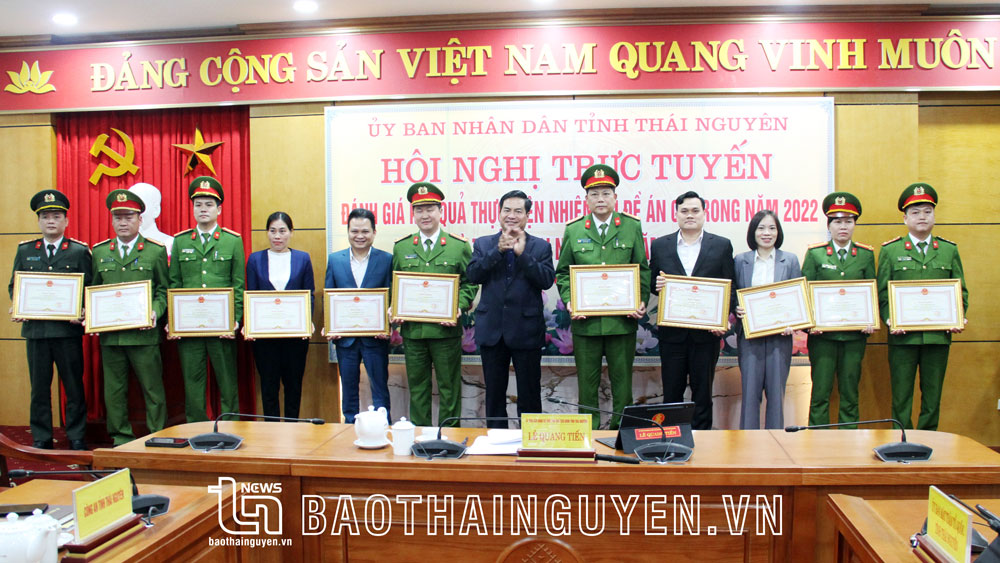 Đồng chí Lê Quang Tiến, Phó Chủ tịch UBND tỉnh trao Bằng khen của Bằng khen của Chủ tịch UBND tỉnh tặng các cá nhân có thành tích xuất sắc trong thực hiện Đề án 06.
