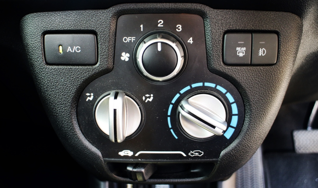 Nhiều người dùng ô tô cho rằng, nên tắt điều hòa trước khi tắt máy, bởi khi khởi động lại xe có thể ảnh hưởng đến động cơ