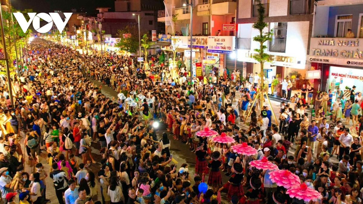 Đoàn Carnival tham gia diễu hành trên phố đi bộ Hai Bà Trưng.