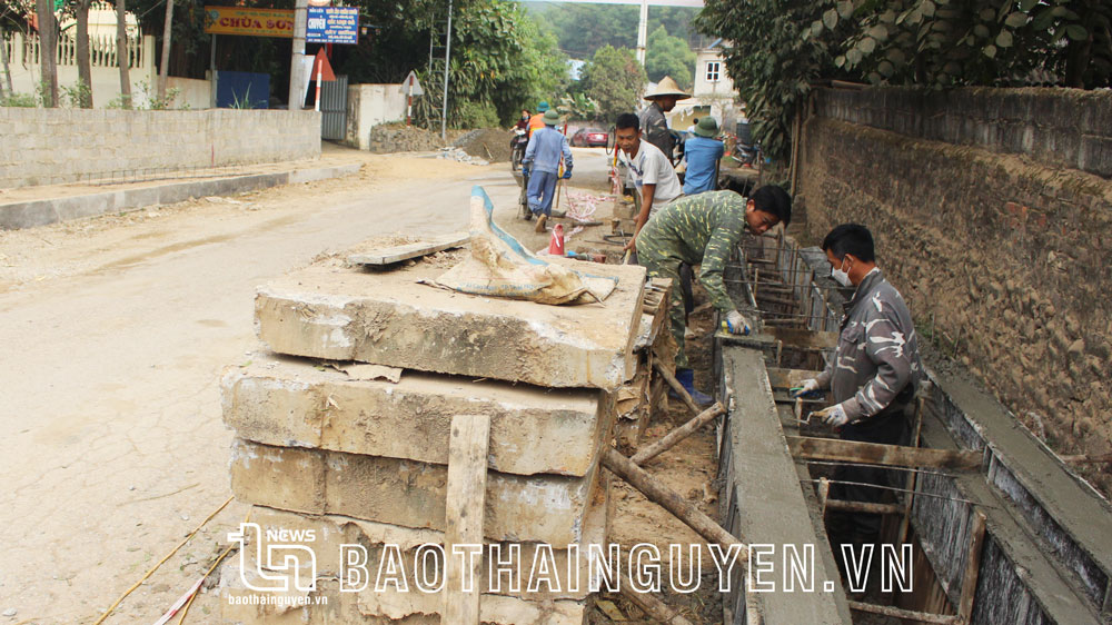 Dự án sửa chữa nền, mặt đường và xây rãnh thoát nước trên Tỉnh lộ 270 có 5km đi qua xã Tân Thái (Đại Từ) với 115 hộ bị ảnh hưởng. Được sự đồng thuận, hiến đất của người dân, đơn vị thi công đang triển khai tích cực.