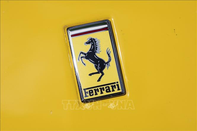 Biểu tượng nhà sản xuất ô tô Ferrari. Ảnh: AFP/TTXVN