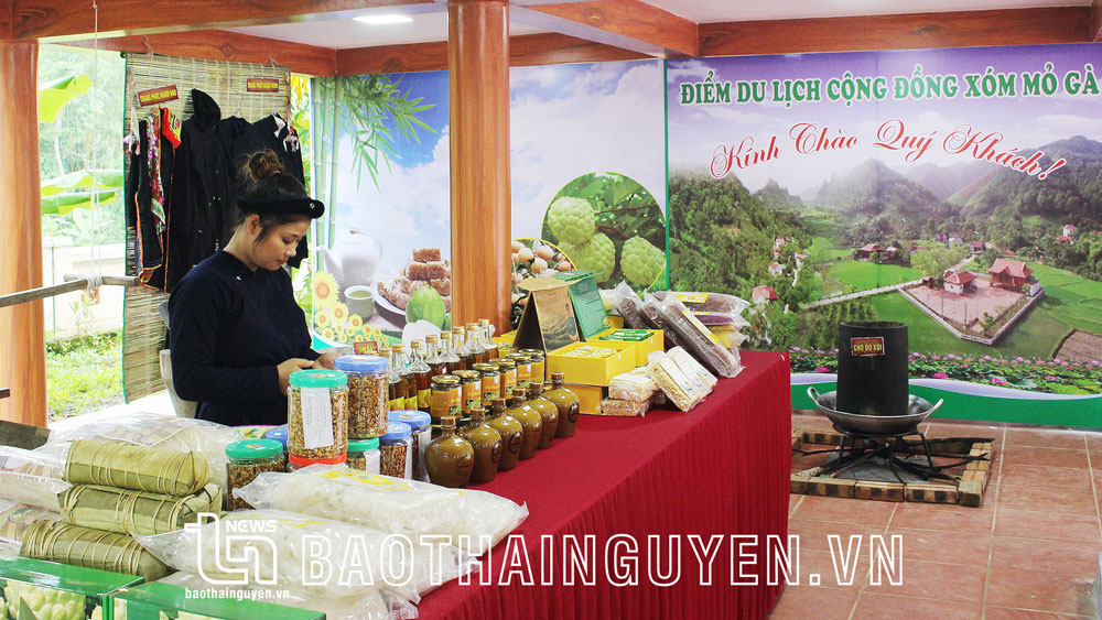 Điểm du lịch cộng đồng xóm Mỏ Gà trưng bày, tiêu thụ các sản phẩm của HTX Dịch vụ
Nông lâm nghiệp Phú Thượng.