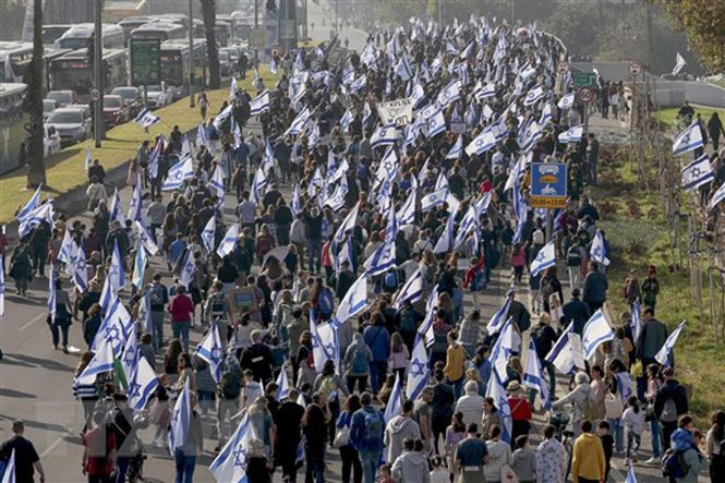 Người dân tham gia biểu tình phản đối kế hoạch cải cách tư pháp, tại Tel Aviv, Israel, ngày 20/2/2023. (Ảnh: AFP/TTXVN)