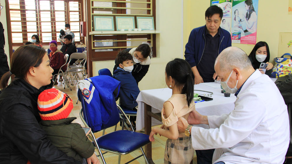 Bác sỹ Bệnh viện Chỉnh hình - Phục hồi chức năng Thái Nguyên khám sàng lọc miễn phí cho trẻ em bị khuyết tật  hệ vận động tại Định Hóa.

