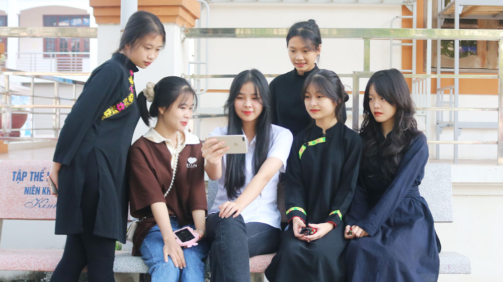 Học sinh Trường Phổ thông Dân tộc nội trú tỉnh tìm hiểu thông tin lựa chọn nghề trên các ứng dụng điện tử của Trung tâm Dịch vụ việc làm (Sở Lao động - TB&XH) Thái Nguyên.