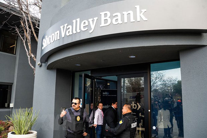 Chi nhánh ngân hàng Silicon Valley (SVB) tại Santa Clara, bang California (Mỹ) ngày 13-3. (Ảnh: AFP/TTXVN)