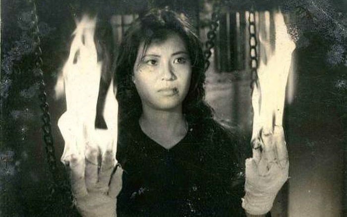 Nghệ sĩ Nhân dân Thụy Vân với cảnh bị tra tấn, đốt cháy hai bàn tay trong phimNổi gió. (Ảnh tư liệu)