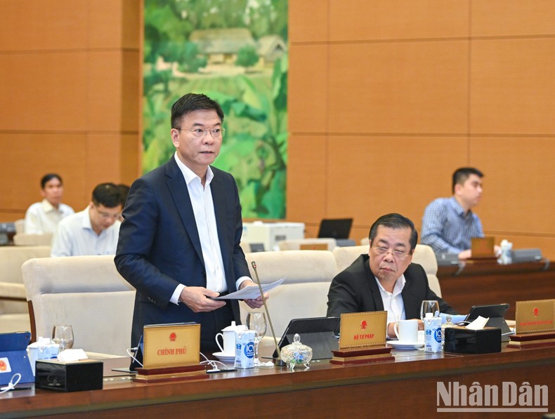 Bộ trưởng Tư pháp Lê Thành Long trình bày báo cáo tại phiên họp.