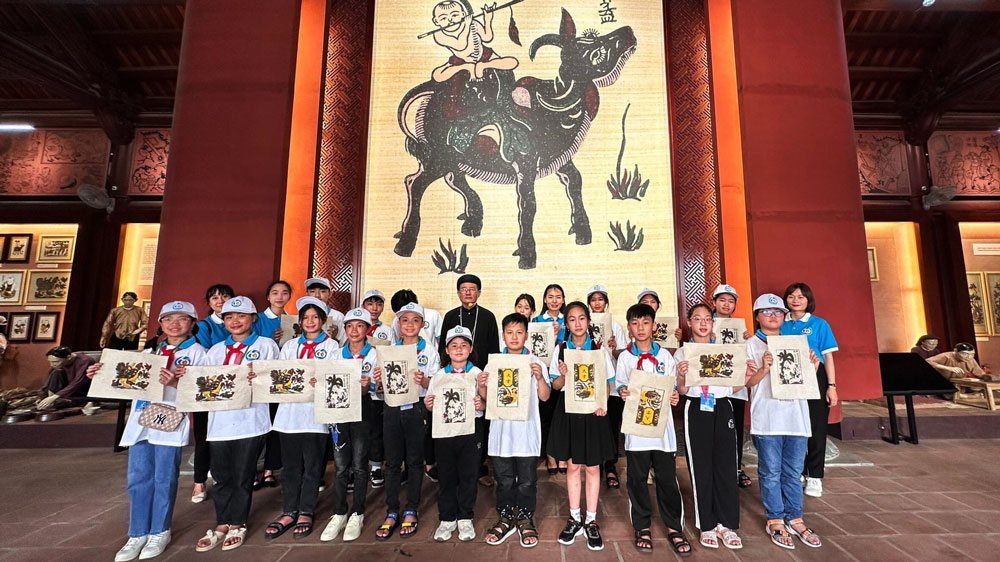Các thiếu nhi tham gia chuỗi các hoạt động kỷ niệm 60 năm phong trào Nghìn việc tốt và tuyên dương “Dũng sĩ Nghìn việc tốt” tiêu biểu toàn quốc tại tỉnh Bắc Ninh.