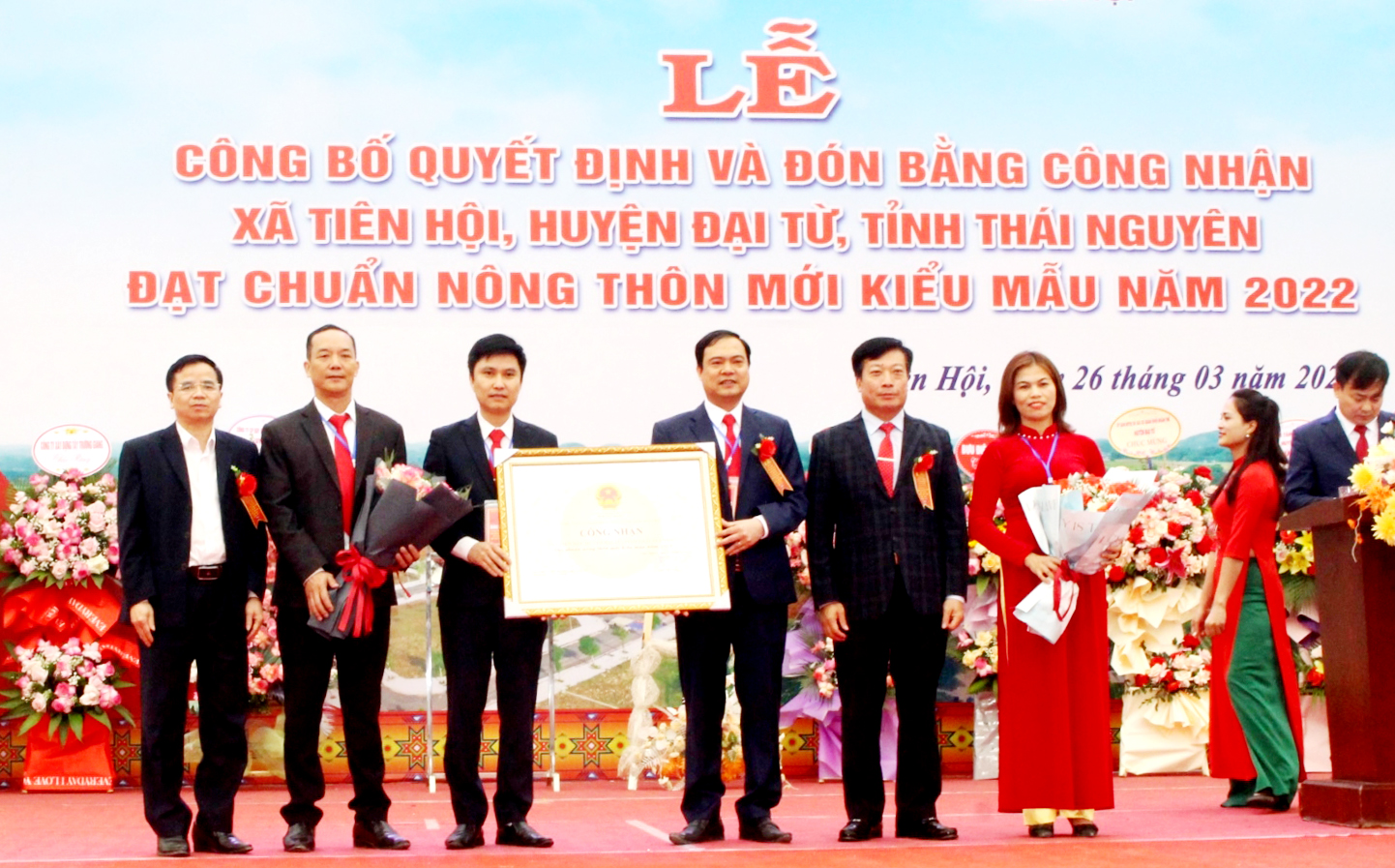 Lãnh đạo huyện Đại Từ trao Bằng công nhận xã nông thôn mới kiểu mẫu của UBND tỉnh cho xã Tiên Hội.