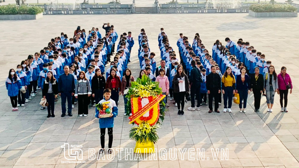 Nhiều cơ sở giáo dục đã đưa, học sinh đến thăm viếng tại đền thời các anh hùng liệt sĩ thanh niên xung phong tại phường Gia Sàng (TP. Thái Nguyên).