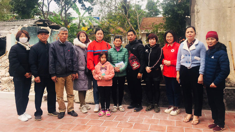 Hội Chữ thập đỏ huyện Phú Bình cùng các nhà hảo tâm hỗ trợ gia đình ông Nguyễn Văn Tỵ, xóm Ca, Kha Sơn bị cháy nhà.

